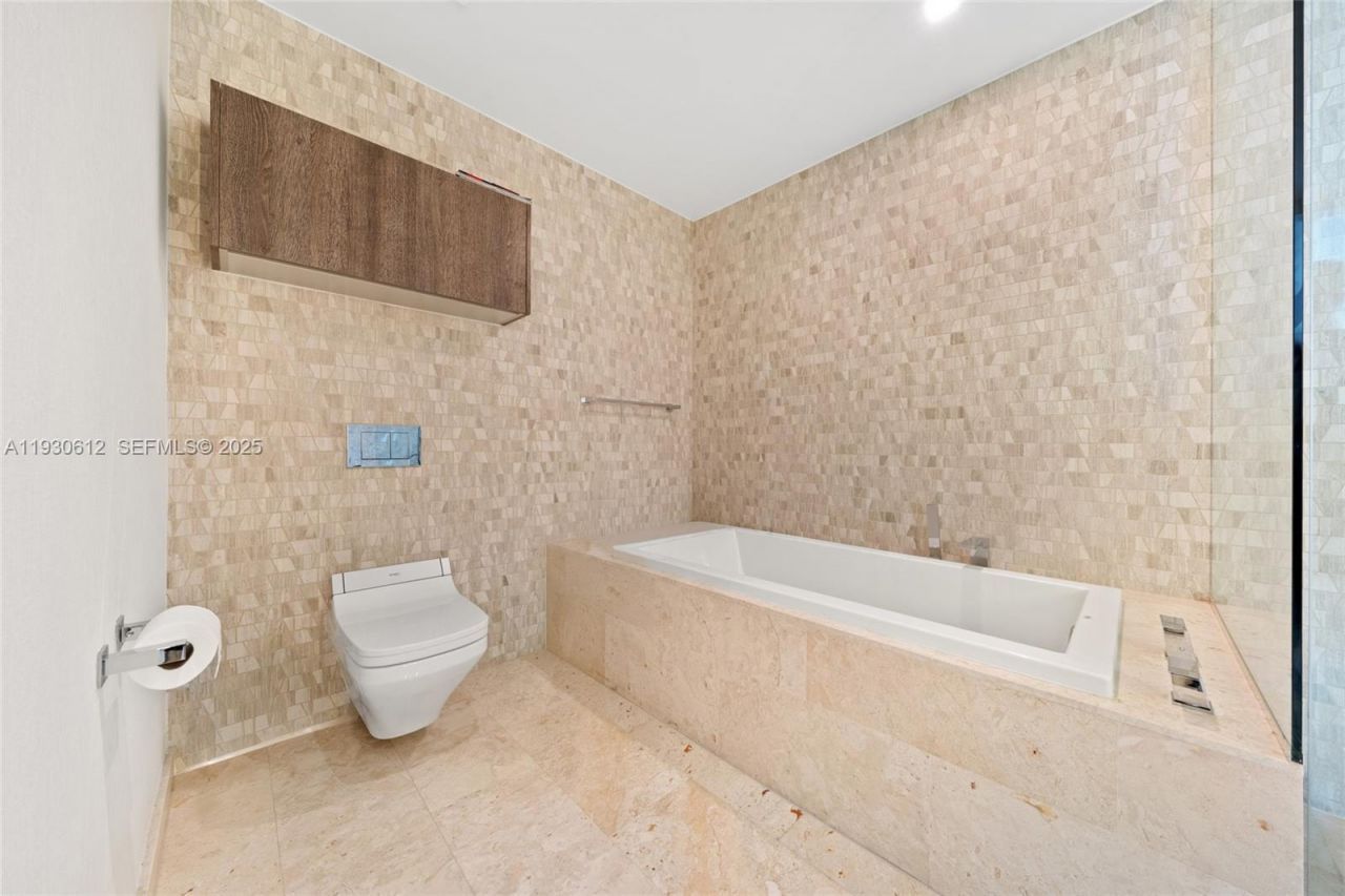 88 SW 7th St, Unit 3212, Miami, FL 33130 Photo