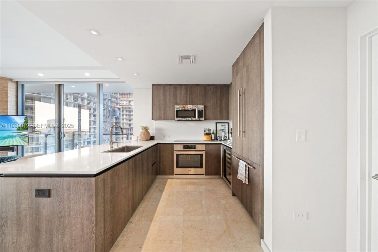 88 SW 7th St, Unit 3212, Miami, FL 33130 Photo