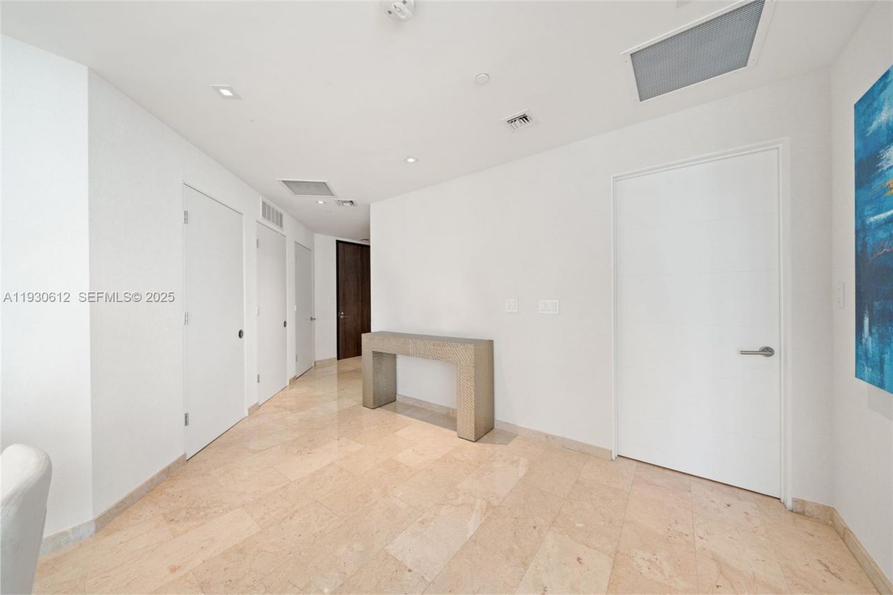 88 SW 7th St, Unit 3212, Miami, FL 33130 Photo