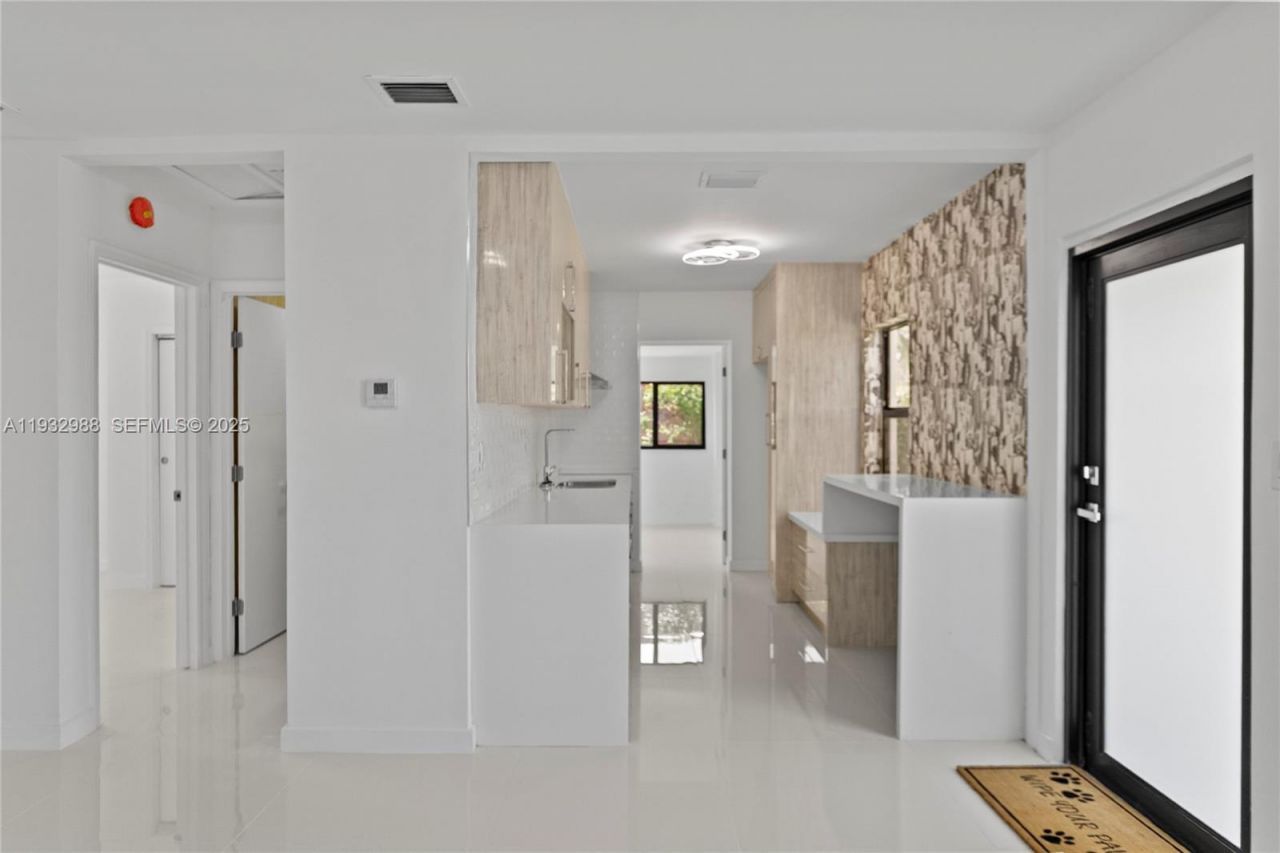 1640 NE 183 St, North Miami Beach, FL 33179 Photo