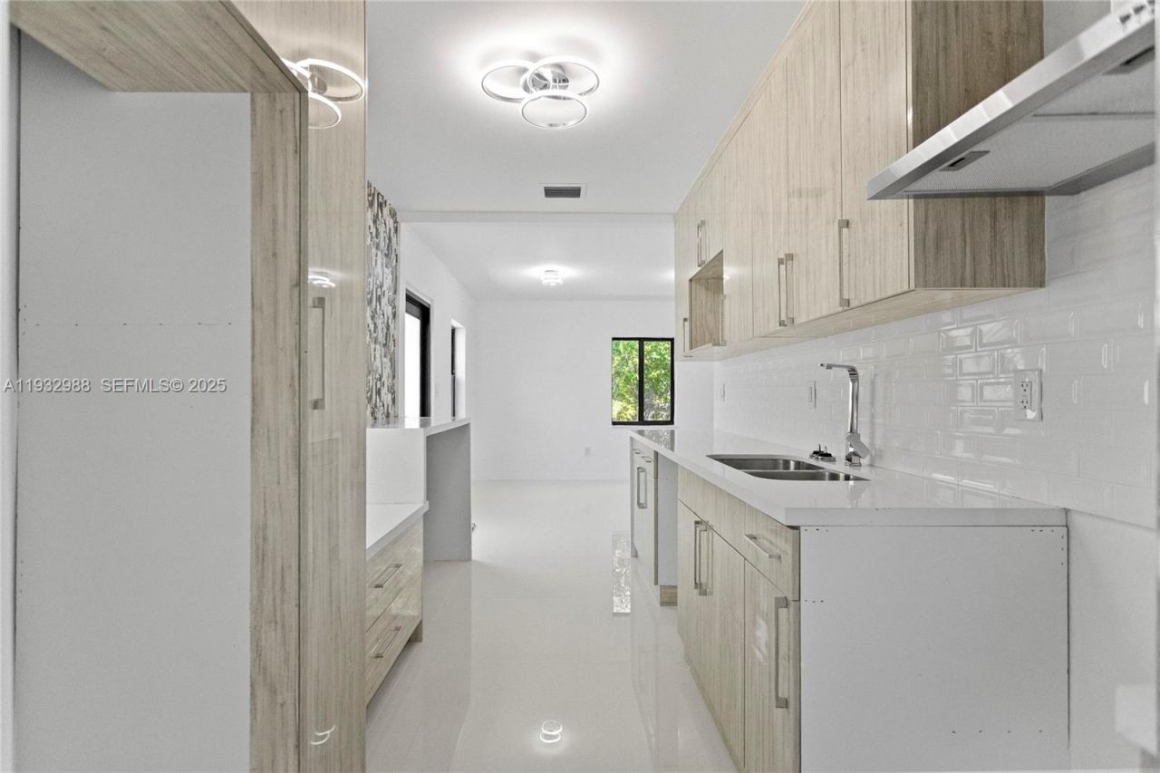 1640 NE 183 St, North Miami Beach, FL 33179 Photo