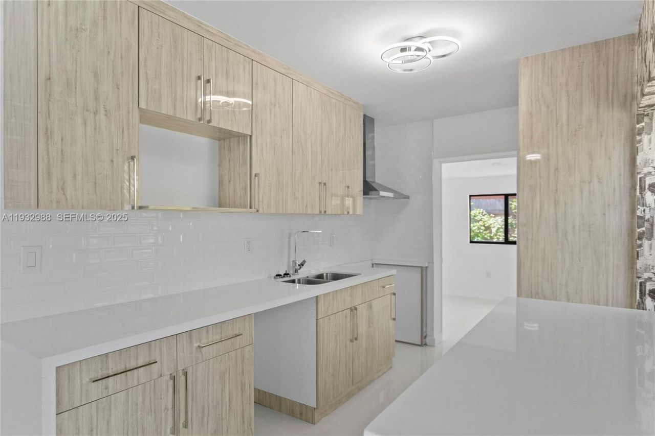 1640 NE 183 St, North Miami Beach, FL 33179 Photo