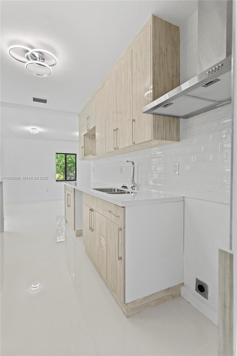 1640 NE 183 St, North Miami Beach, FL 33179 Photo