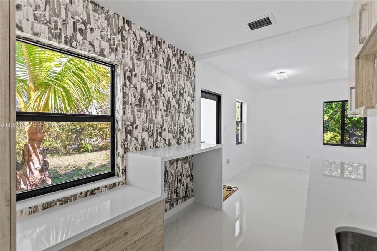 1640 NE 183 St, North Miami Beach, FL 33179 Photo