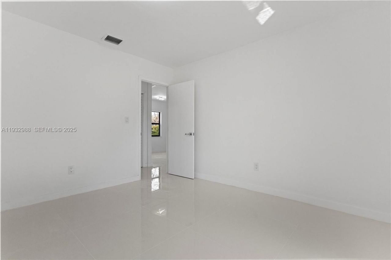 1640 NE 183 St, North Miami Beach, FL 33179 Photo