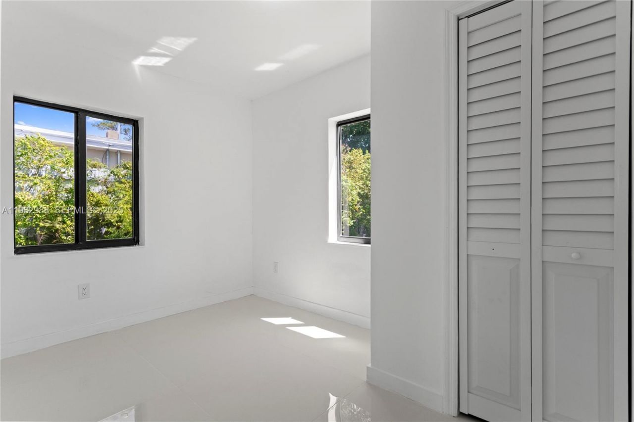 1640 NE 183 St, North Miami Beach, FL 33179 Photo
