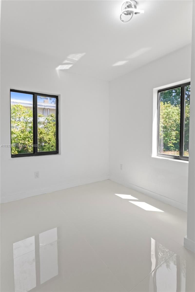 1640 NE 183 St, North Miami Beach, FL 33179 Photo