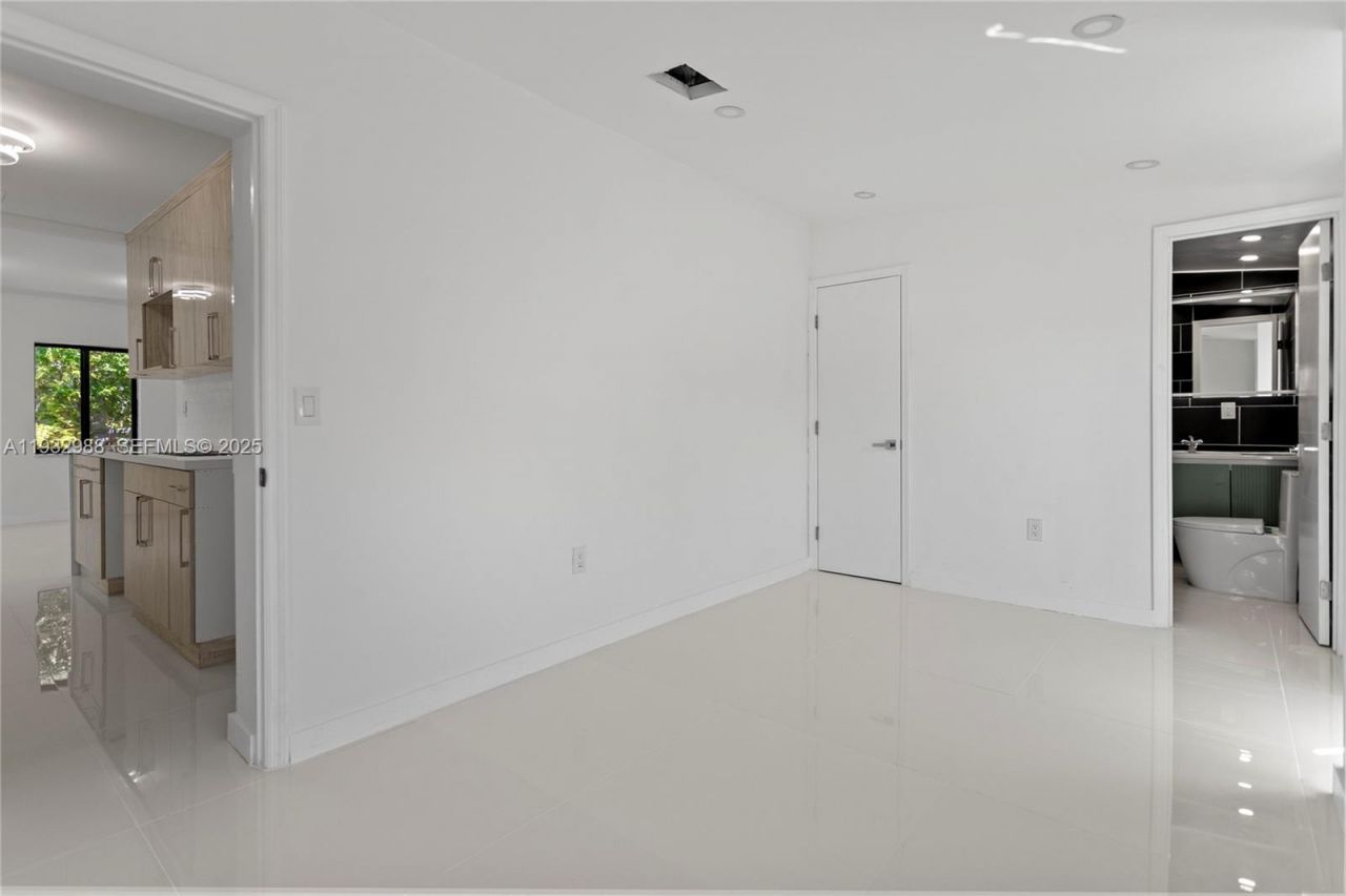 1640 NE 183 St, North Miami Beach, FL 33179 Photo
