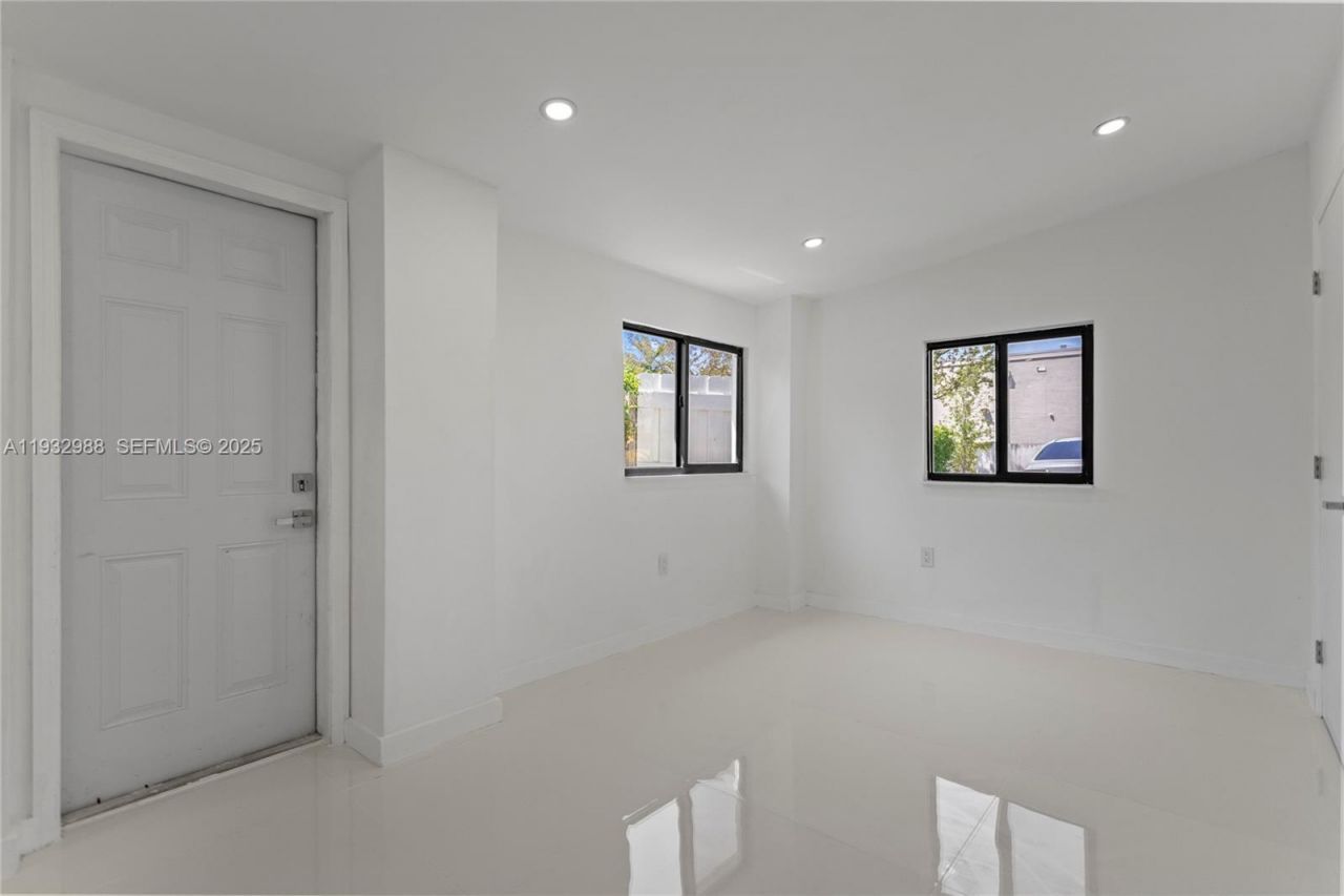 1640 NE 183 St, North Miami Beach, FL 33179 Photo