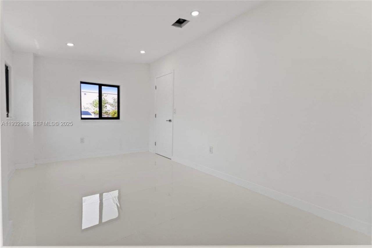 1640 NE 183 St, North Miami Beach, FL 33179 Photo