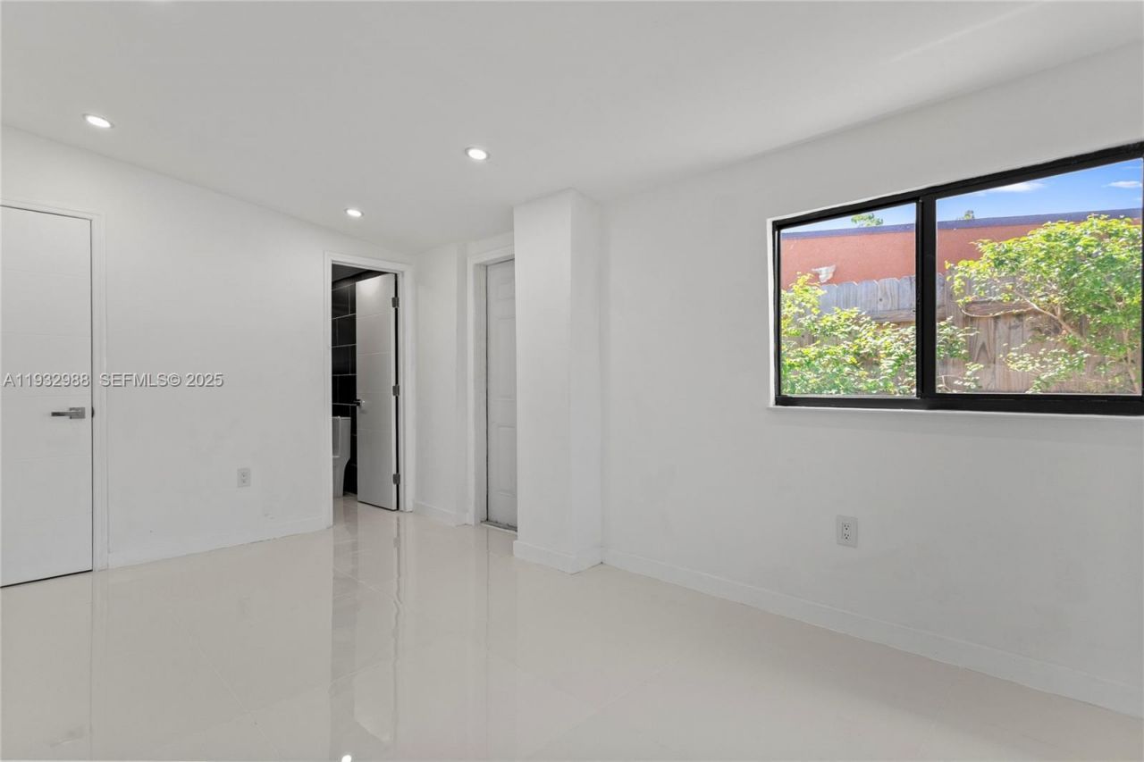 1640 NE 183 St, North Miami Beach, FL 33179 Photo