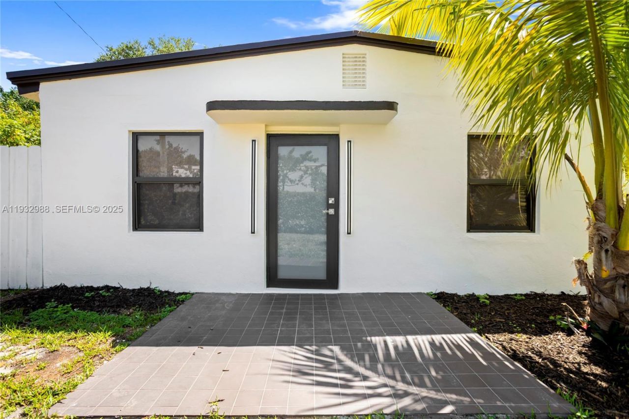 1640 NE 183 St, North Miami Beach, FL 33179 Photo