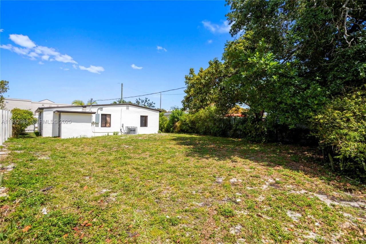 1640 NE 183 St, North Miami Beach, FL 33179 Photo