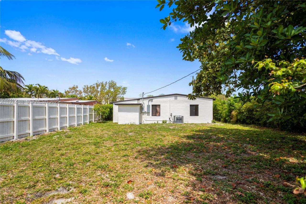 1640 NE 183 St, North Miami Beach, FL 33179 Photo
