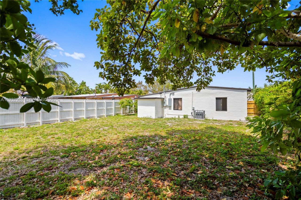 1640 NE 183 St, North Miami Beach, FL 33179 Photo