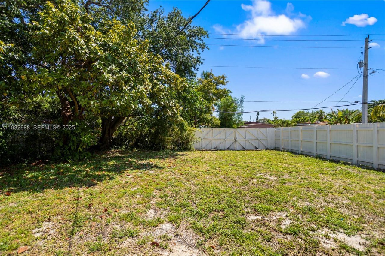 1640 NE 183 St, North Miami Beach, FL 33179 Photo