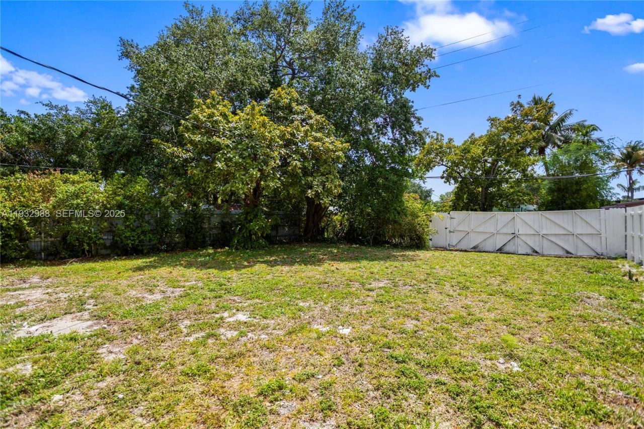 1640 NE 183 St, North Miami Beach, FL 33179 Photo