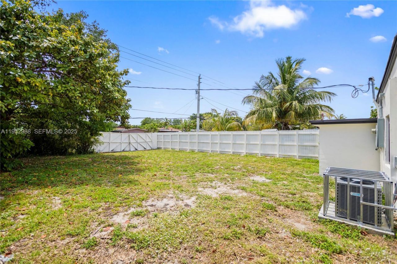 1640 NE 183 St, North Miami Beach, FL 33179 Photo