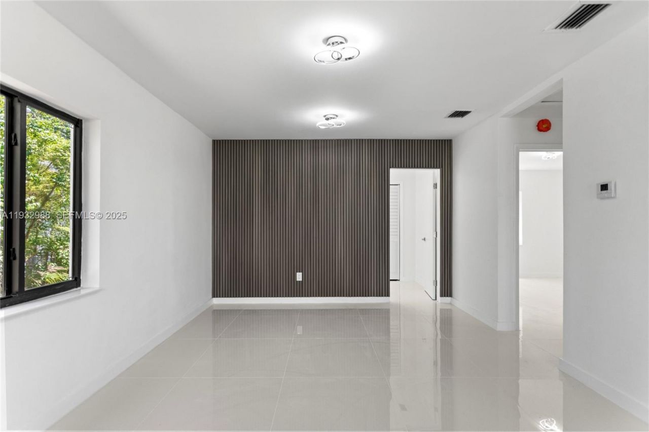 1640 NE 183 St, North Miami Beach, FL 33179 Photo