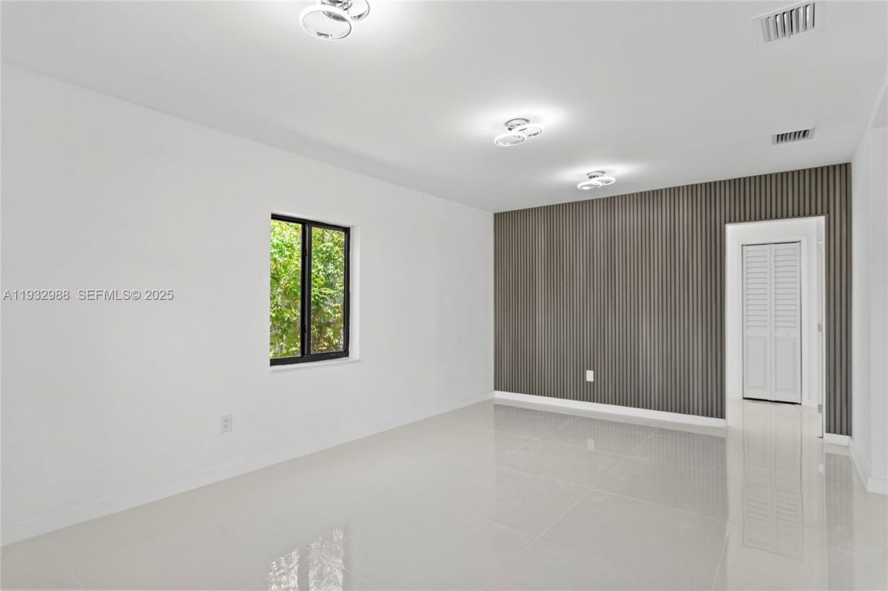1640 NE 183 St, North Miami Beach, FL 33179 Photo