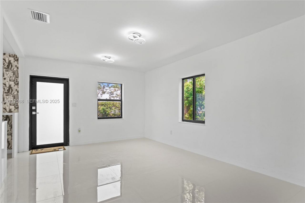 1640 NE 183 St, North Miami Beach, FL 33179 Photo