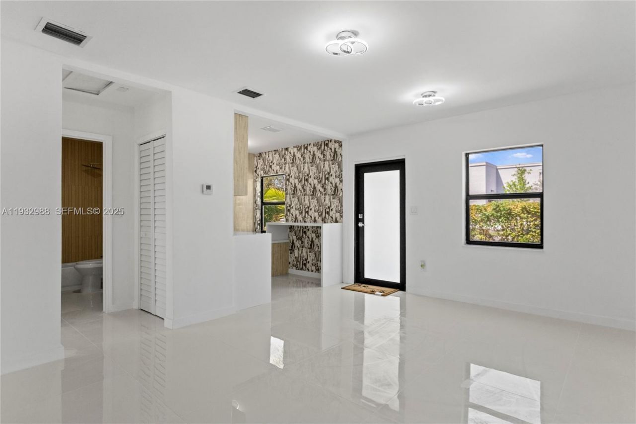 1640 NE 183 St, North Miami Beach, FL 33179 Photo