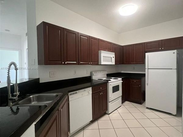 7200 NW 177th St, Unit 206-7, Hialeah, FL 33015