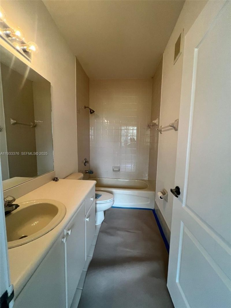 7200 NW 177th St, Unit 206-7, Hialeah, FL 33015 Photo