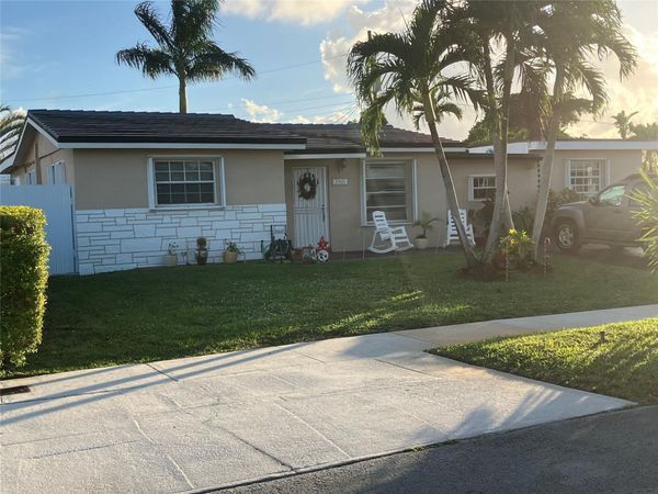 7960 NW 174th St, Hialeah, FL 33015