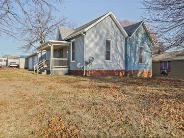 2203 Walnut Street, Higginsville, MO 64037
