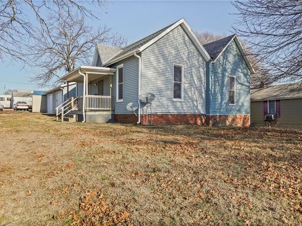 2203 Walnut Street, Higginsville, MO 64037