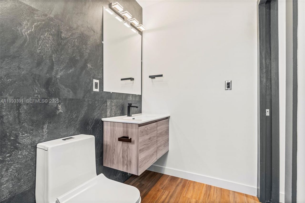 1121 NW 57th St, Miami, FL 33127 Photo