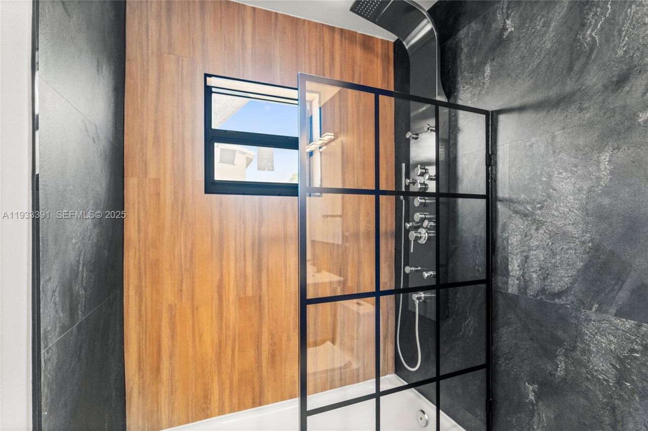 1121 NW 57th St, Miami, FL 33127 Photo