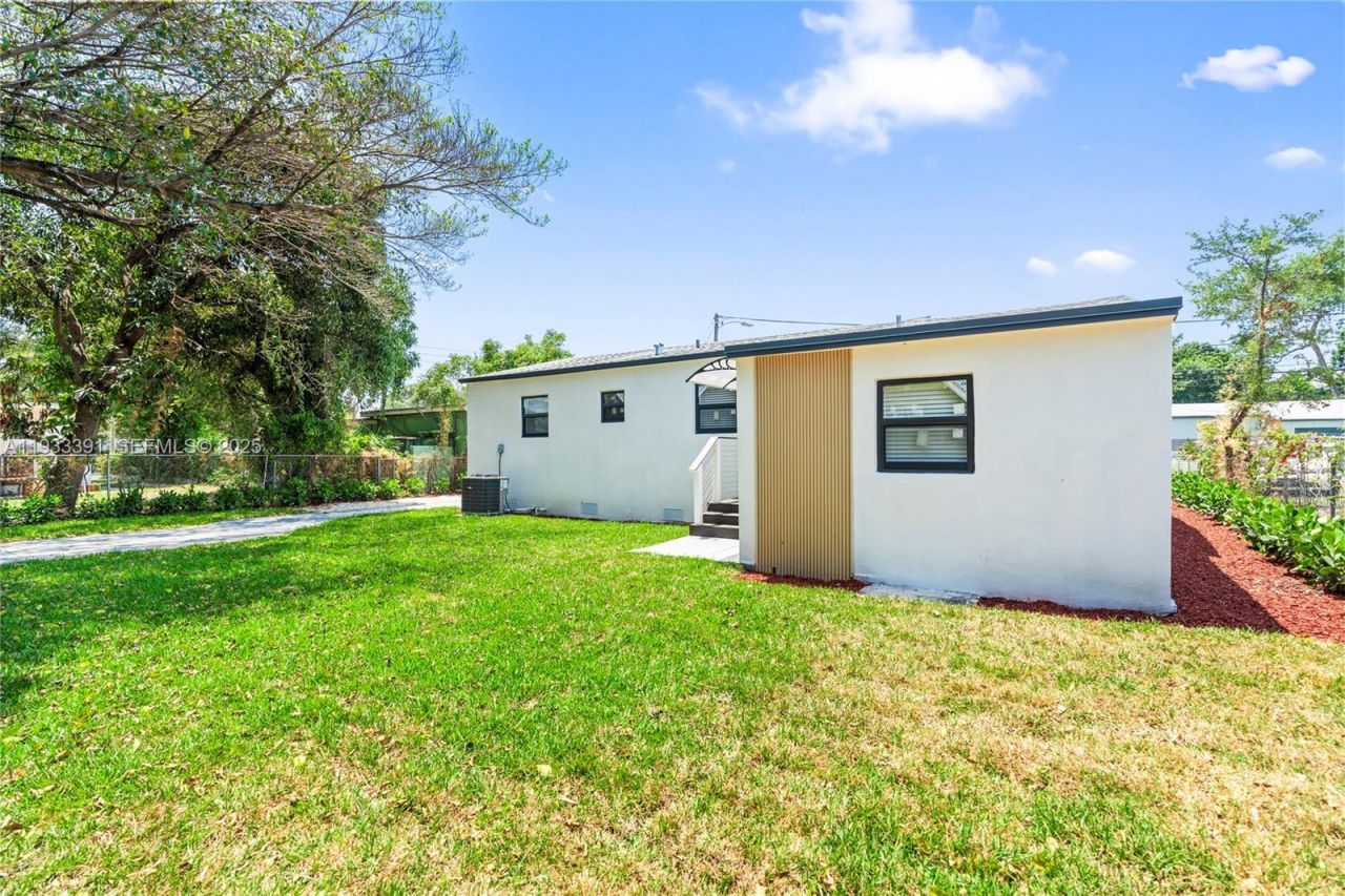 1121 NW 57th St, Miami, FL 33127 Photo