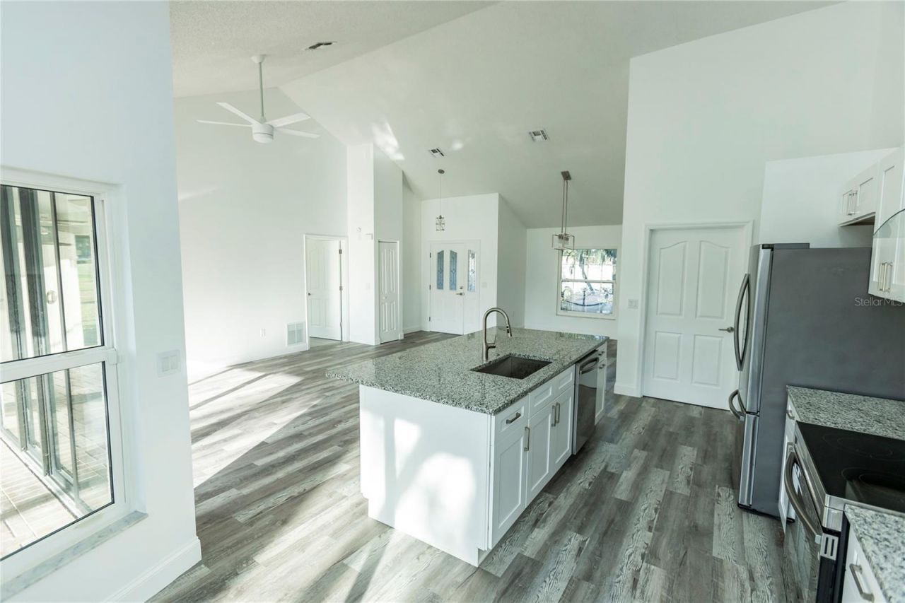 6112 Silver Oaks Drive, Zephyrhills, FL 33542 Photo