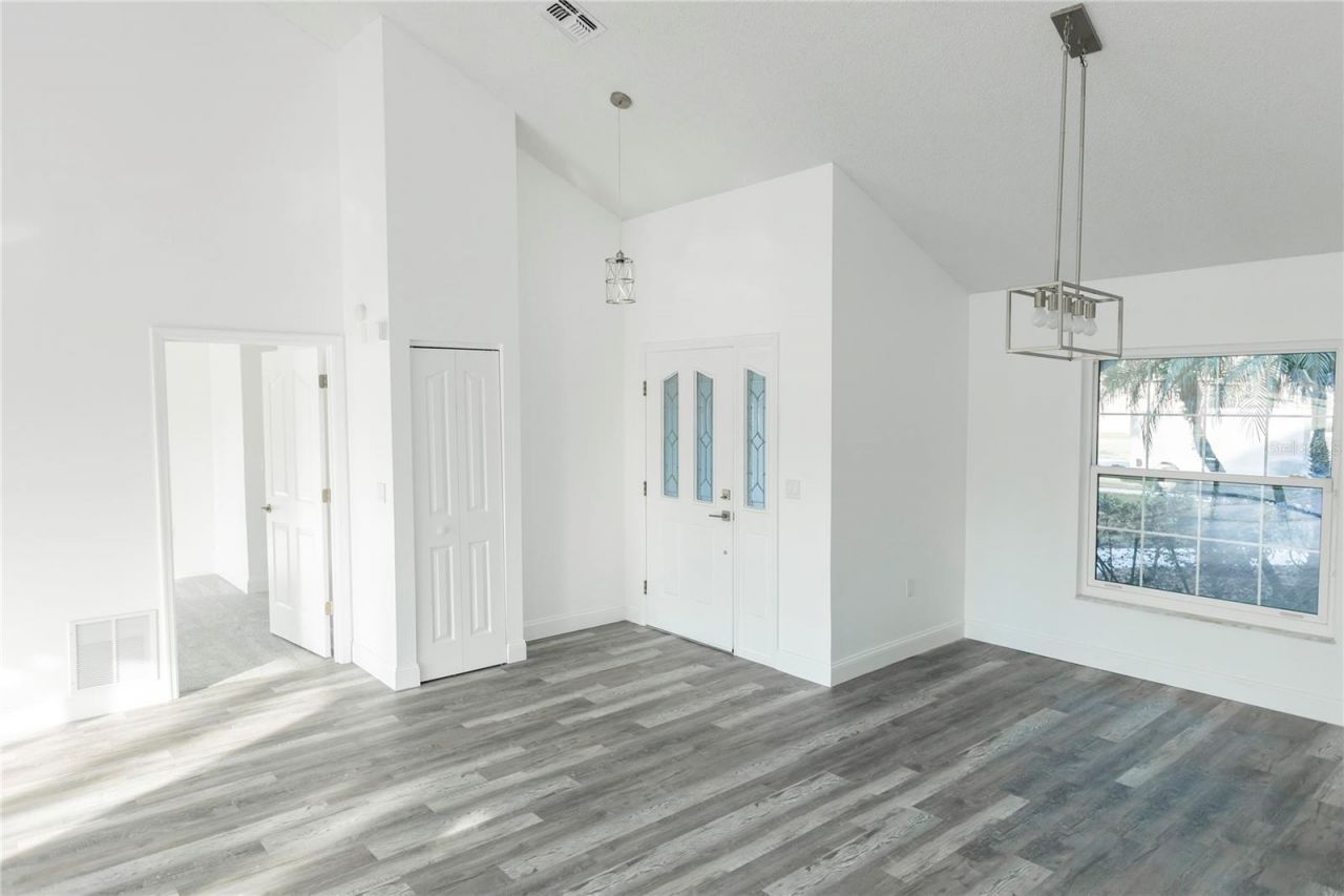 6112 Silver Oaks Drive, Zephyrhills, FL 33542 Photo