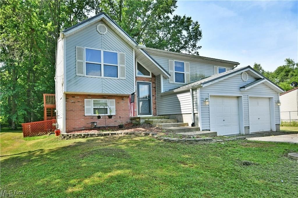 238 Raymond Avenue Nw, Champion, OH 44483 Main Photo