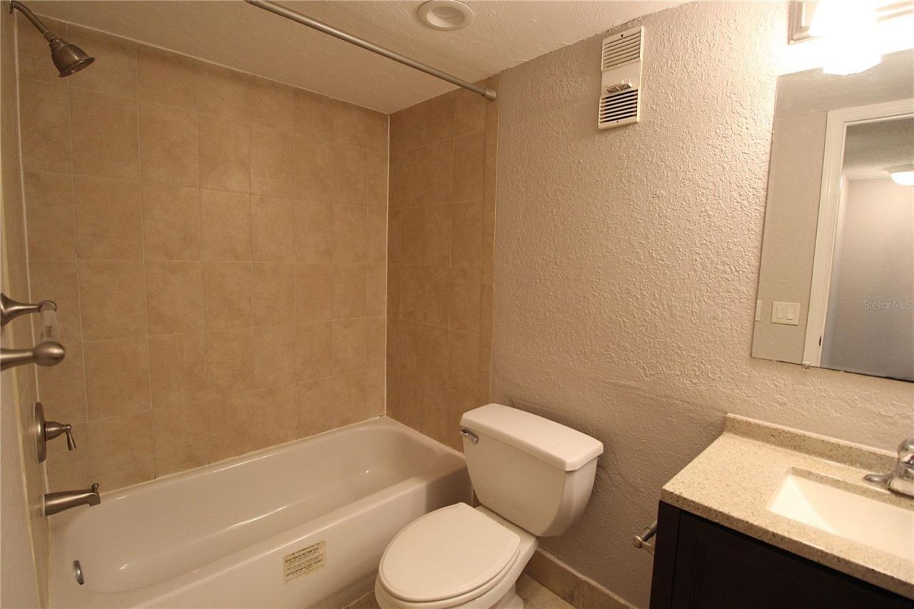 2700 Coconut Bay Lane, Unit 1L, Sarasota, FL 34237 Photo