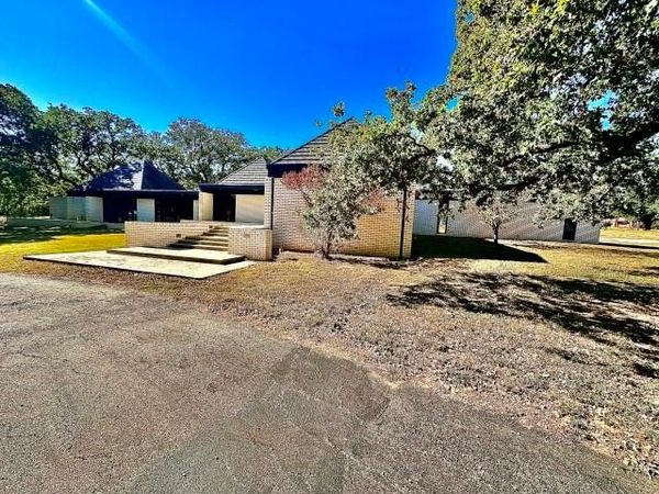 424 S Comanche Drive, De Leon, TX 76444