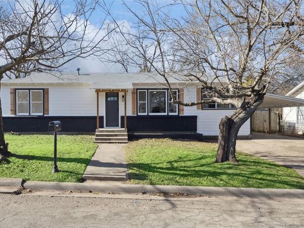 1301 N Douglas Avenue, Cleburne, TX 76033