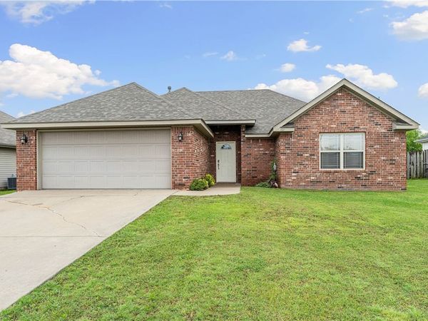 801 SW Castlewood Street , Bentonville, AR 72712