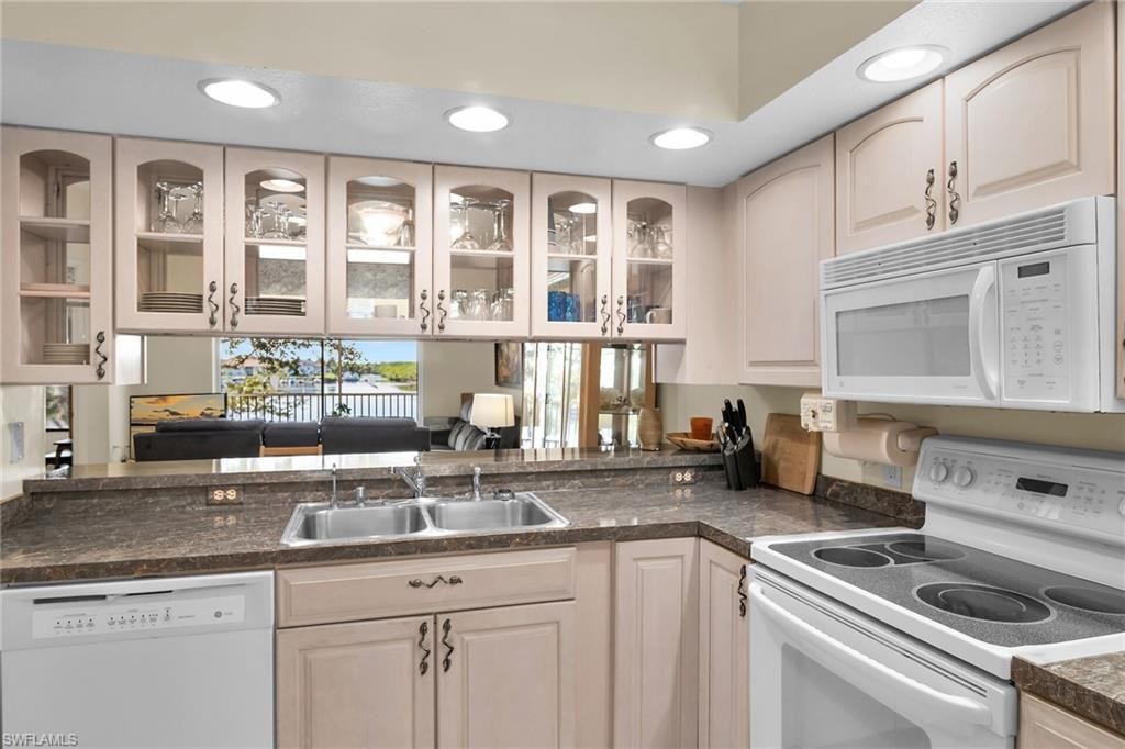 290 Newport Dr, Unit 107, Naples, FL 34114 Photo