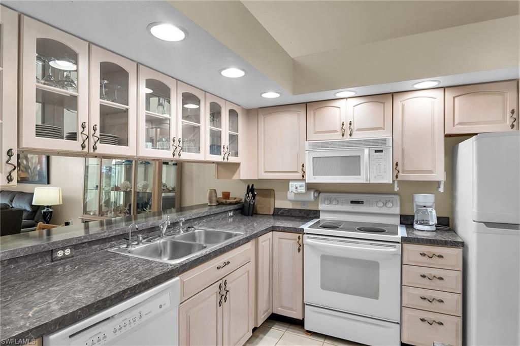 290 Newport Dr, Unit 107, Naples, FL 34114 Photo