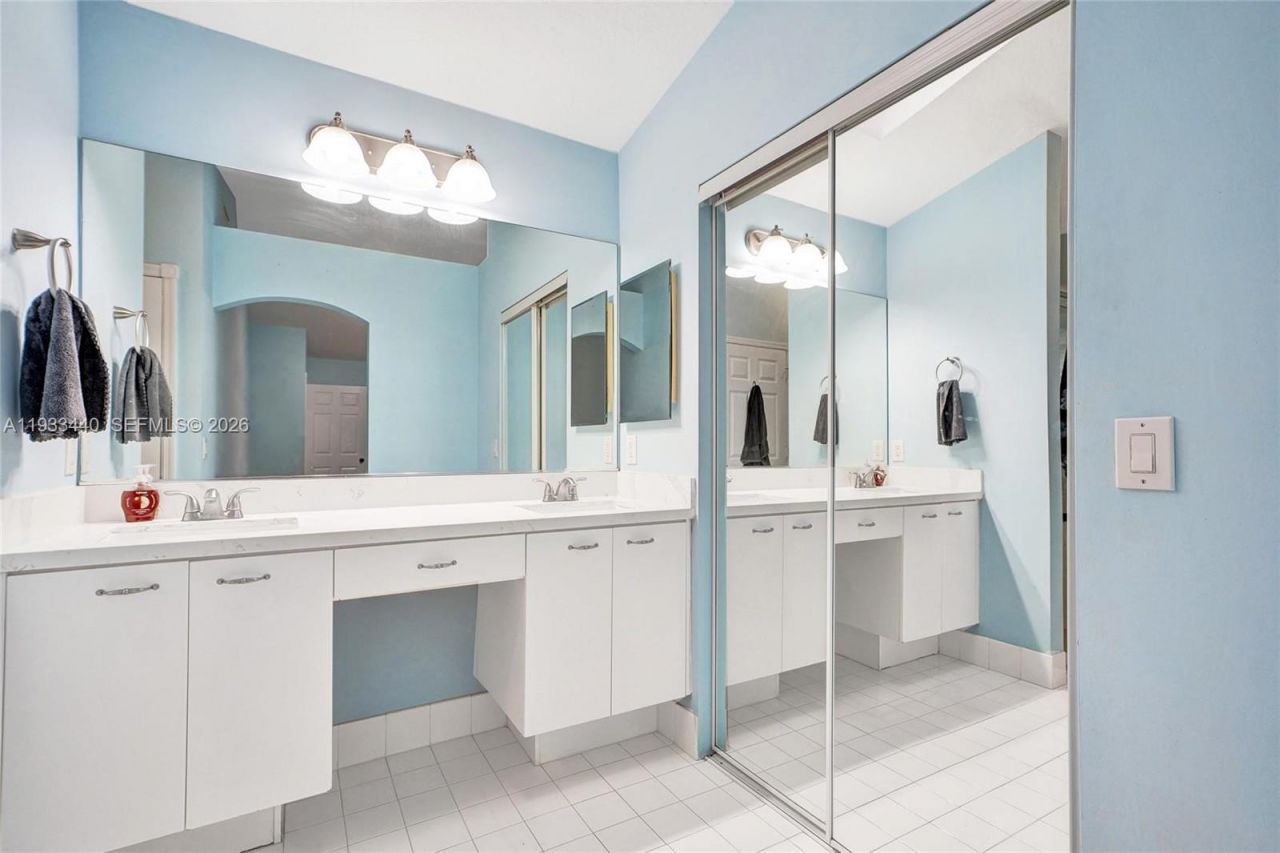 1046 Satinleaf St, Hollywood, FL 33019 Photo