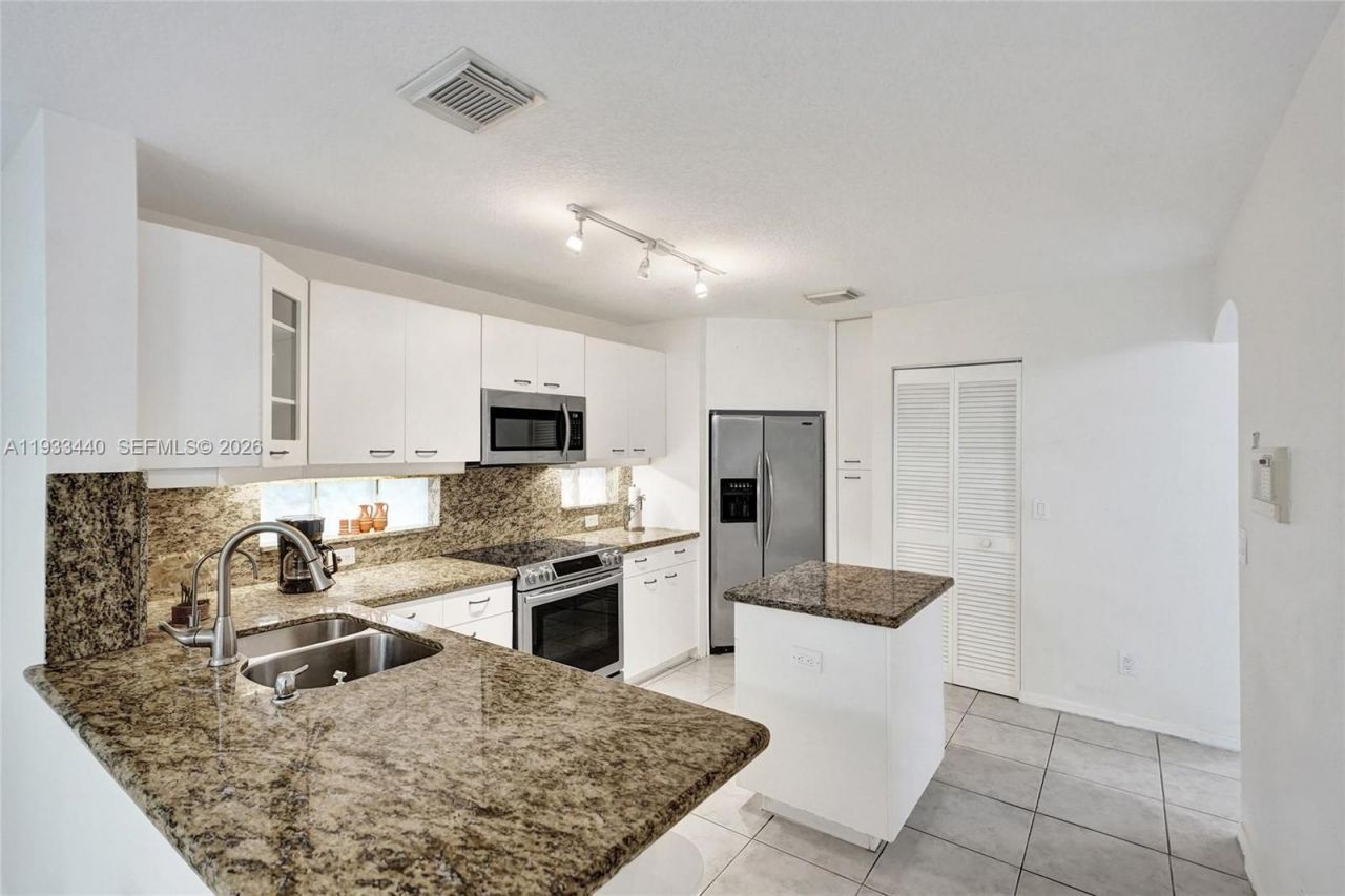 1046 Satinleaf St, Hollywood, FL 33019 Photo