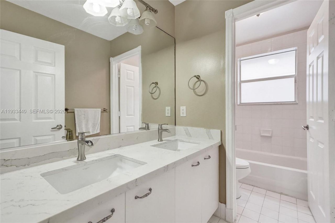 1046 Satinleaf St, Hollywood, FL 33019 Photo