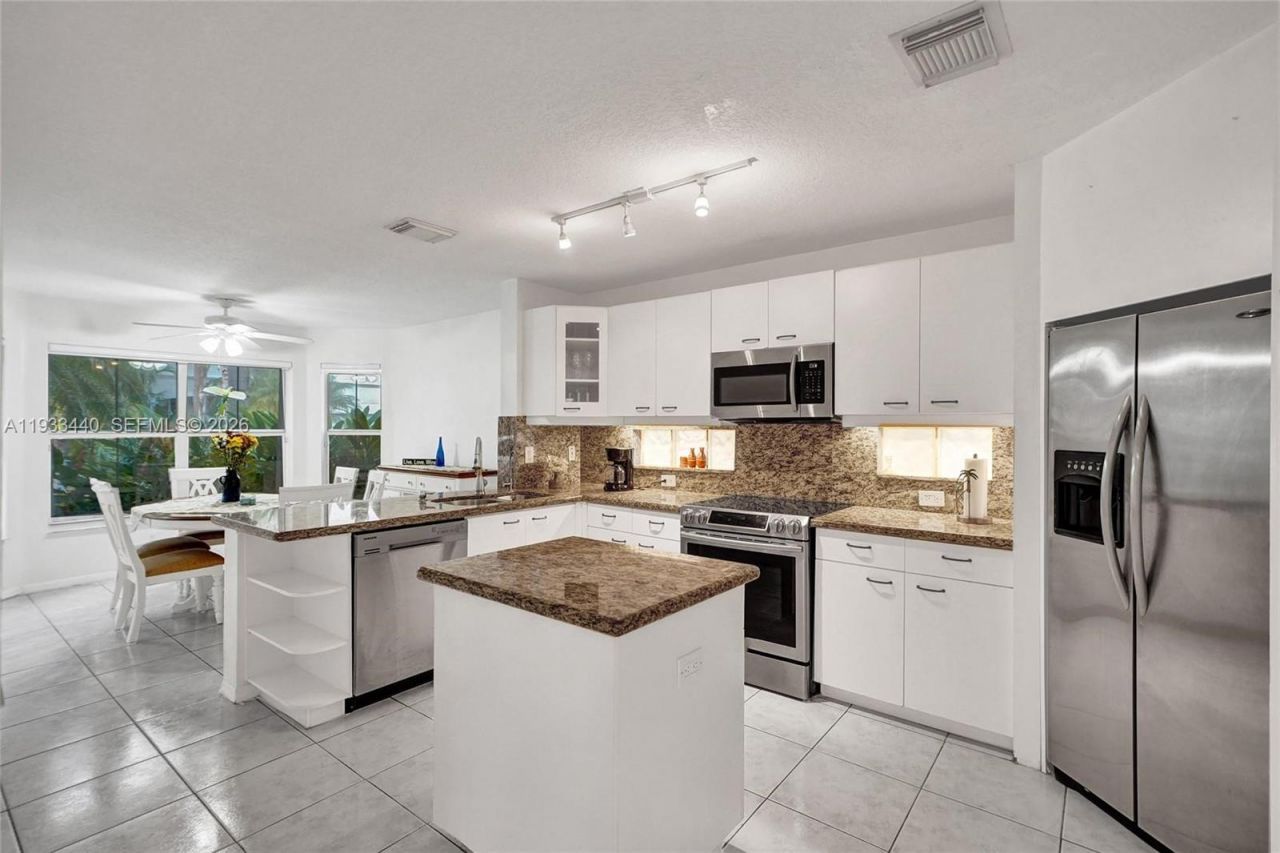 1046 Satinleaf St, Hollywood, FL 33019 Photo