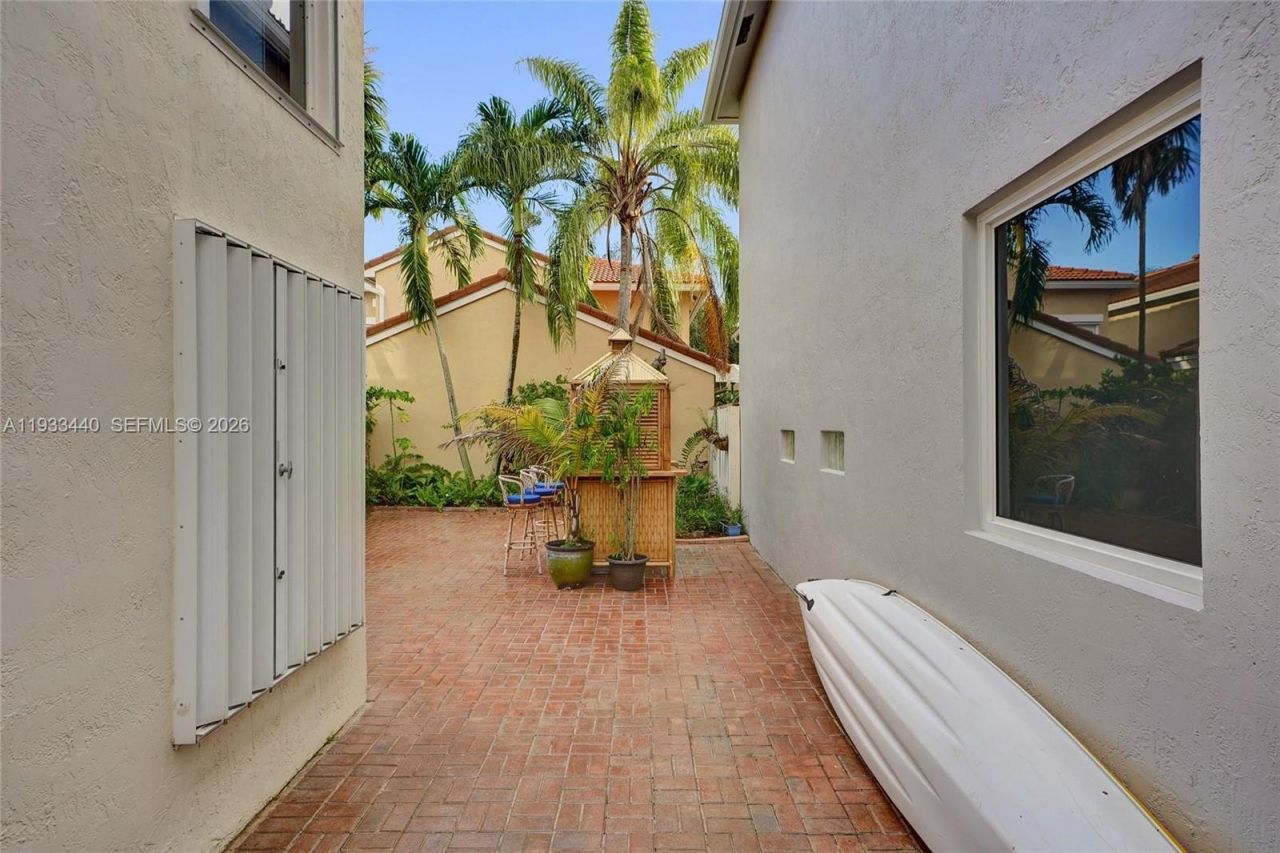 1046 Satinleaf St, Hollywood, FL 33019 Photo