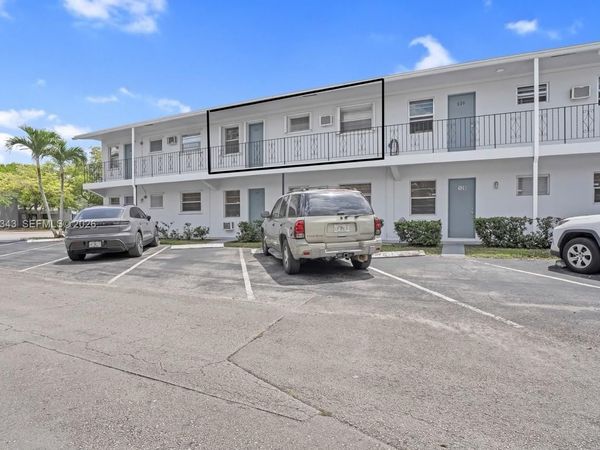 7401 Pines Blvd, Unit 221, Pembroke Pines, FL 33024