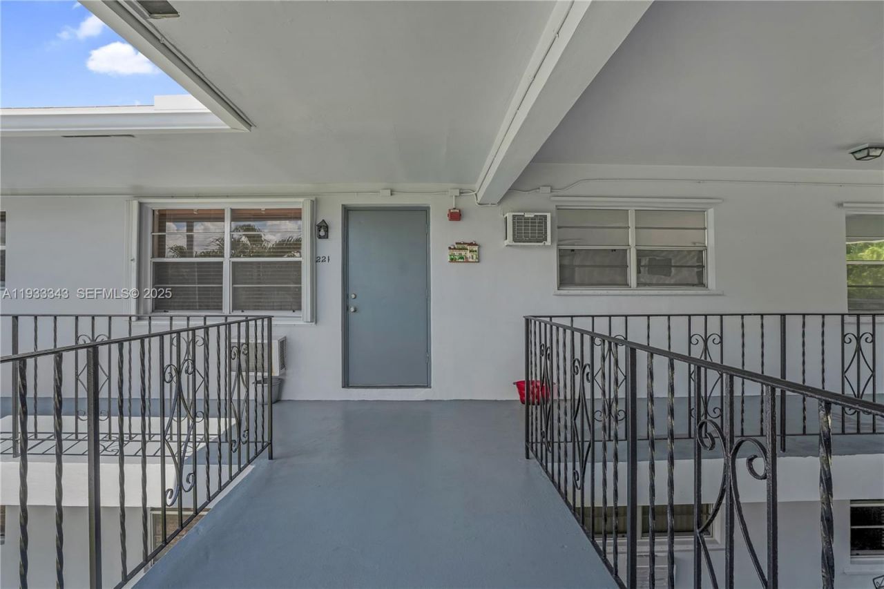 7401 Pines Blvd, Unit 221, Pembroke Pines, FL 33024 Photo